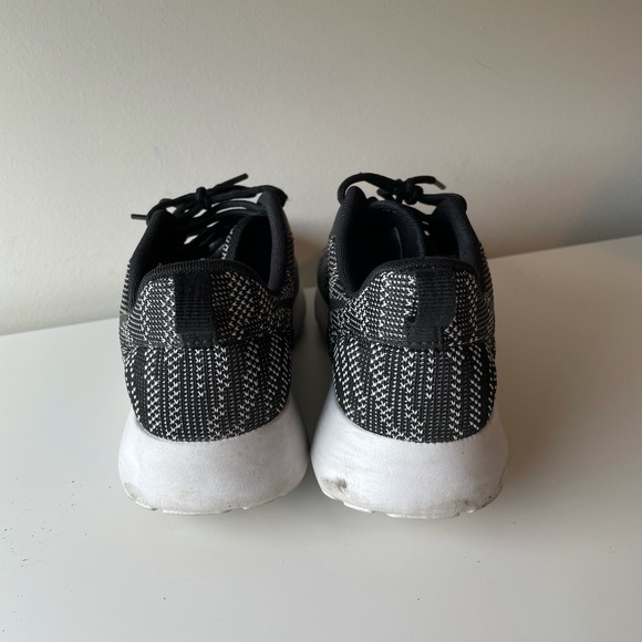 Nike women’s Roche runner in size US 6.5 - Picture 5 of 7